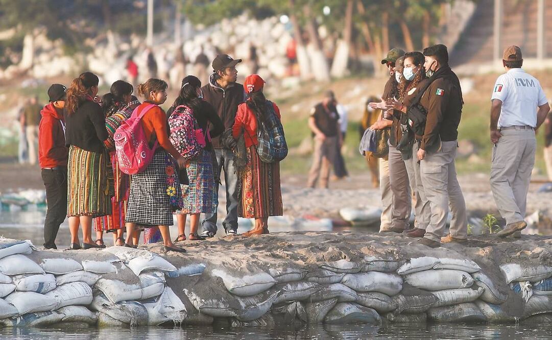 Un agente migratorio mexicano participa en un operativo para detectar a migrantes que cruzan la frontera de Guatemala. Foto: Eduardo Verdugo. AP