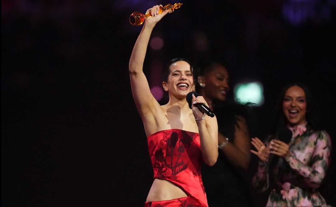 Rosalía gana el premio a la Artista Internacional del Año durante los Brit Awards 2026 en Manchester, Inglaterra.
Foto: Scott A. Garfitt/Invision/AP.