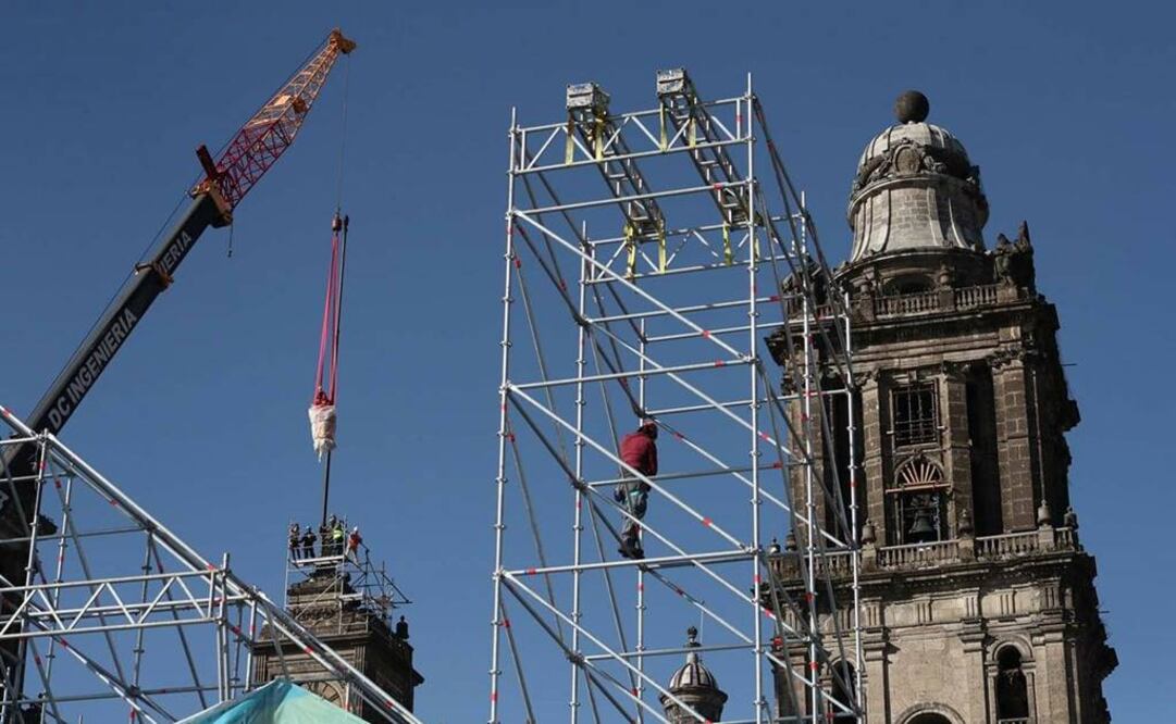 Las esculturas de Manuel Tolsá que estaban arriba de Catedral fueron retiradas tras más de 10 horas de trabajo. FOTO: Ariel Ojeda/EL UNIVERSAL.