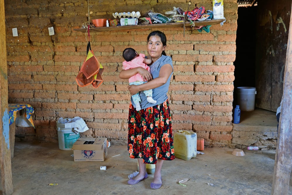 En Metlatónoc los niños enferman principalmente de diarrea y neumonía, ambas provocadas por la condición de pobreza. SALVADOR CISNEROS. EL UNIVERSAL