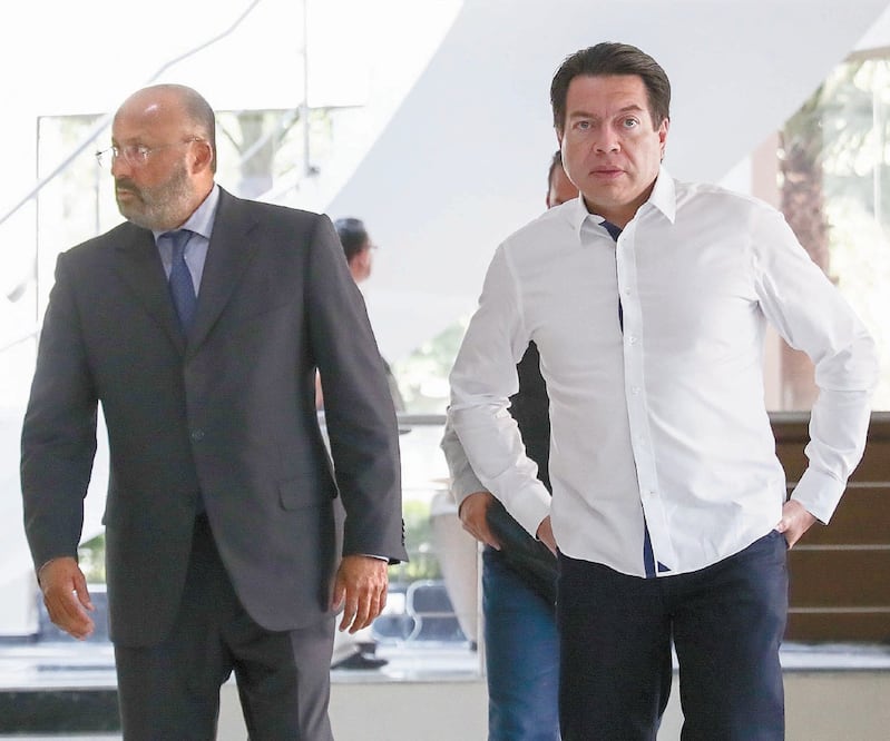 Mario Delgado (der.), líder de los diputados de Morena, dijo que una modificación que va a tener el presupuesto será un fondo de 200 millones de pesos para la instrumentación de la reforma laboral en los estados. DIEGO SIMÓN. EL UNIVERSAL