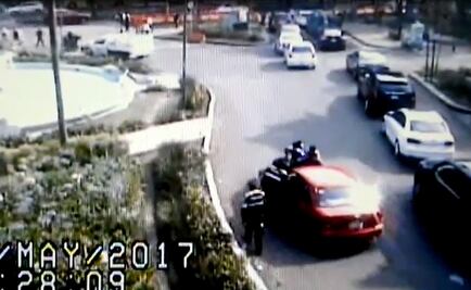 Mujer ignora Hoy No Circula y atropella a policías