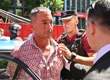 Detienen a Gastón Ariel Mercanzini, hombre que lanzó botella contra Javier Milei