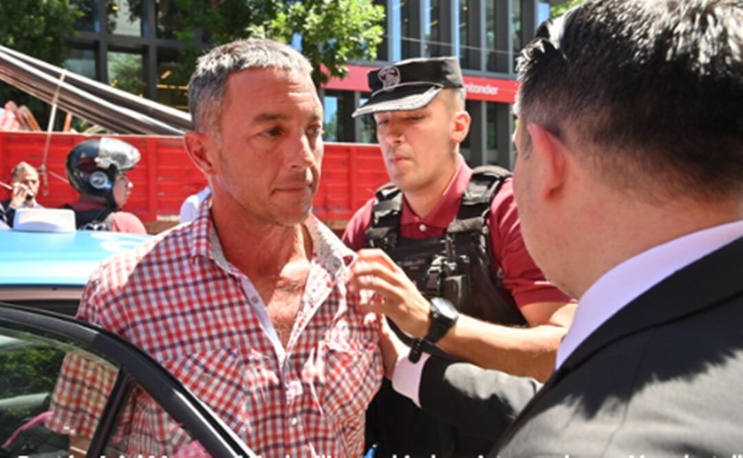 El militante kirchnerista que le arrojó un botellazo a Javier Milei. Foto: Enrique García Medina