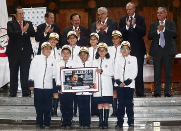 Lotería Nacional celebra con sorteo los 50 años de Ealy Ortiz al frente de EL UNIVERSAL