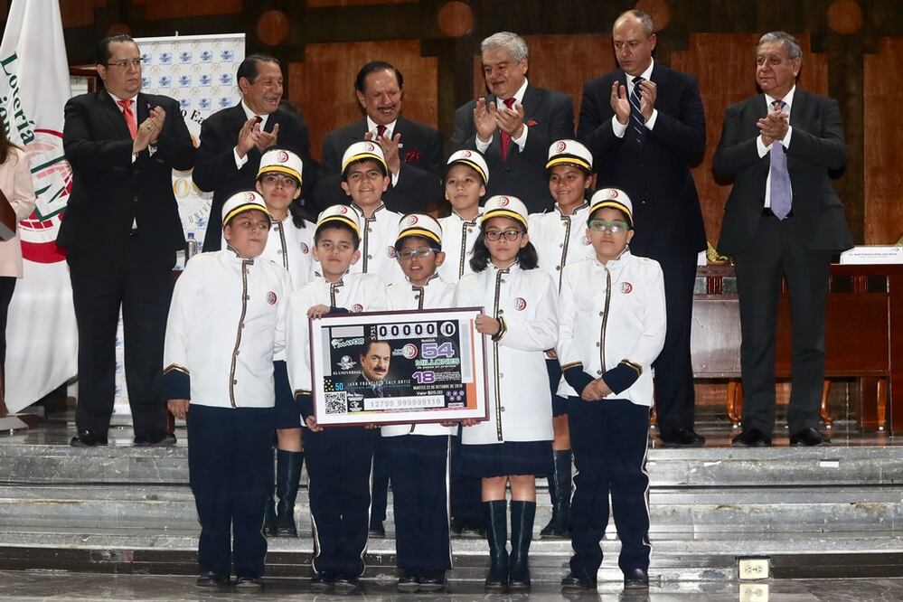 Al centro el licenciado Juan Francisco Ealy Ortiz, Presidente Ejecutivo y del Consejo de Administración de EL UNIVERSAL; Ernesto Prieto Ortega, Director de Lotenal y Juan Francisco Ealy Lanz Duret, Director General de EL UNIVERSAL. Foto: Berenice Fregoso