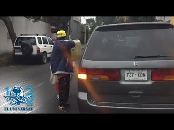 Hombre se queda sin combustible a unas cuadras de gasolinera