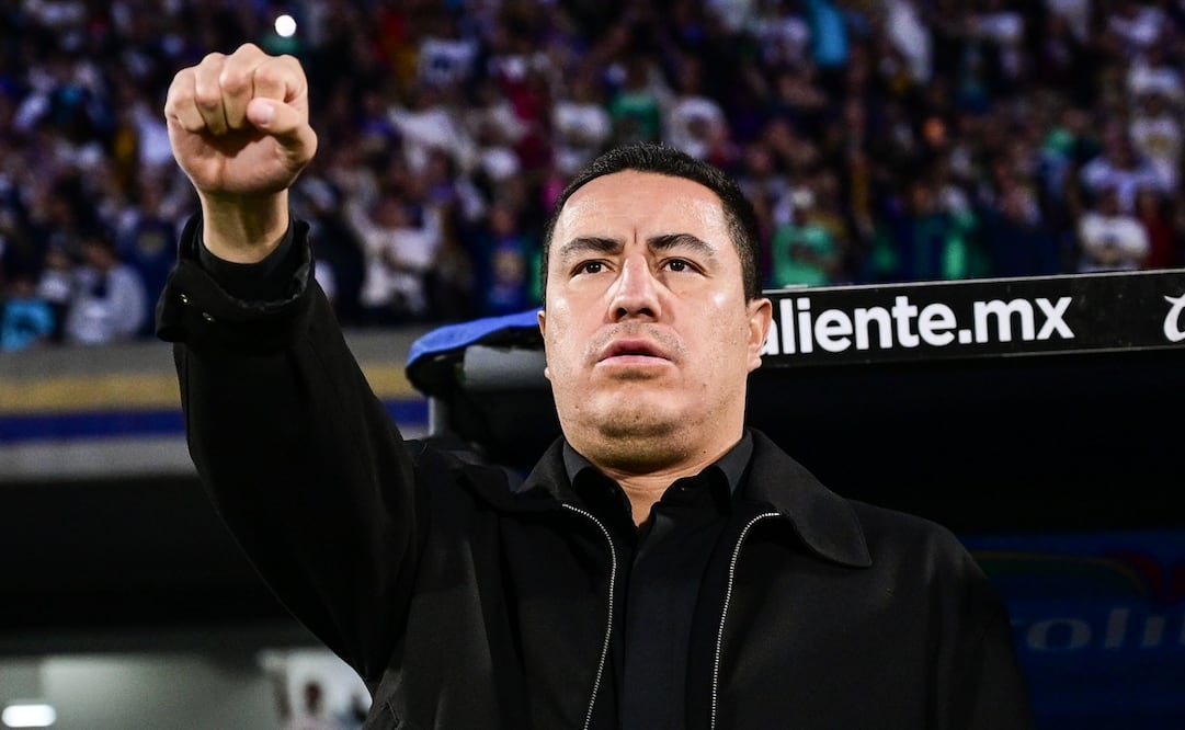 Efraín Juárez entona el Himno de los Pumas. FOTO: IMAGO7