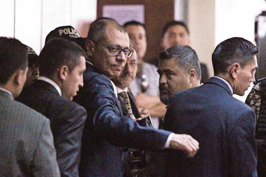 Jorge Glas, a su llegada a la Corte, cuando se le condenó a seis años en prisión. Foto: DANIEL TAPIA/REUTERS