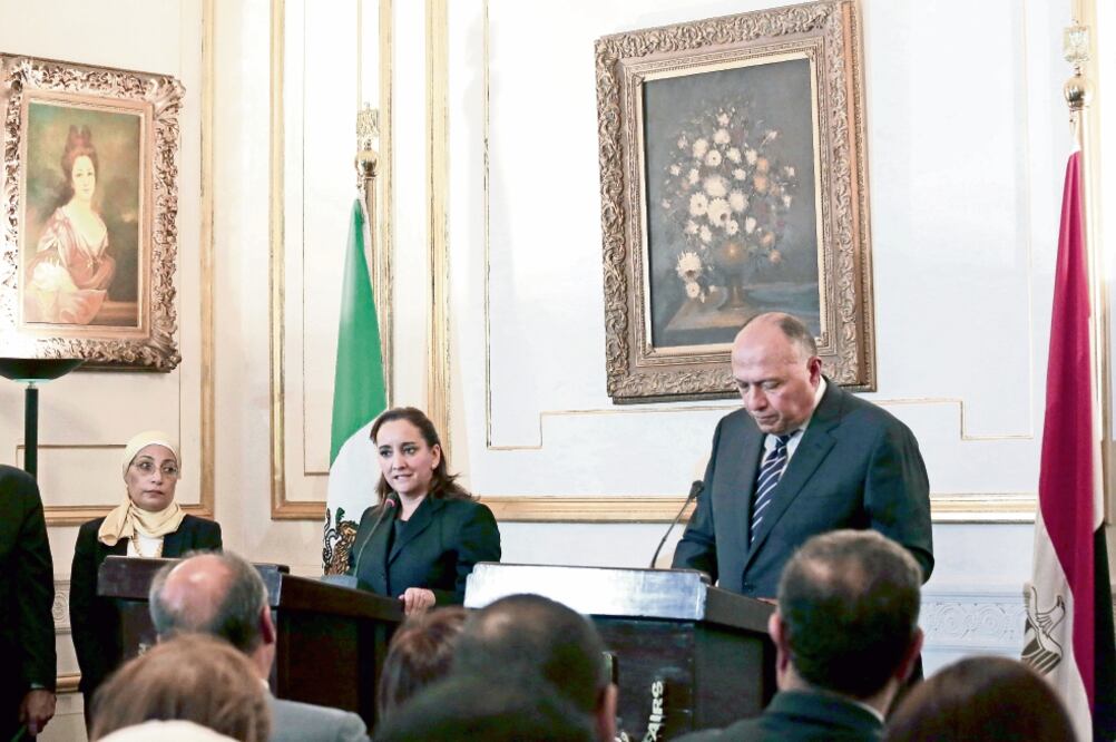 La secretaria de Relaciones Exteriores, Claudia Ruiz Massieu, y el canciller egipcio Sameh Shoukry en El Cairo, Egipto, tras el ataque que perpetró el ejército egipcio contra 14 mexicanos ()