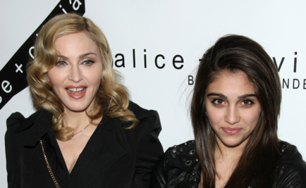 Hija de Madonna posa con axilas sin depilar y hace preguntarnos ¿Qué tiene de malo?