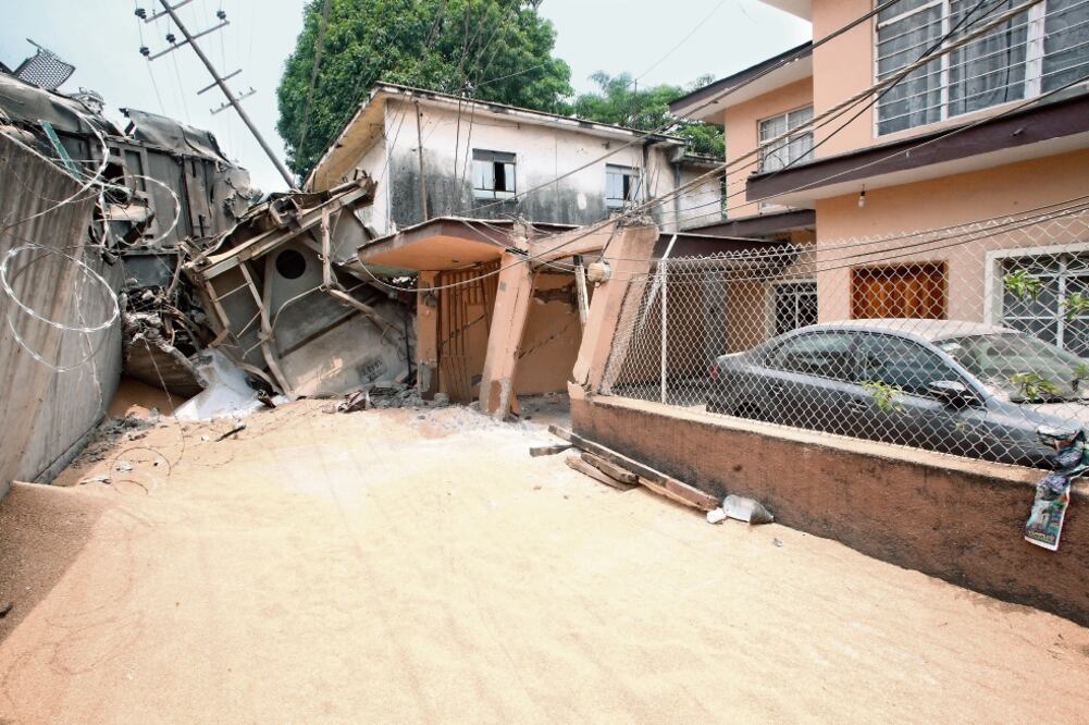 Fueron 17 vagones descarrilados y más de siete personas heridas (entre ellas cinco migrantes) que dejó el accidente de trenes provocado por un sabotaje. Foto: ÉDGAR ÁVILA. EL UNIVERSAL