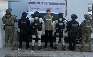 Detienen a civil con armas, cargadores y explosivos improvisados en Culiacán; viajaba en una camioneta robada