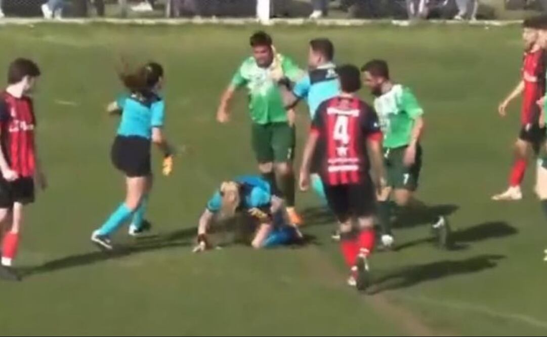 Futbolista agrediendo cobardemente a árbitra - FOTO: Especial