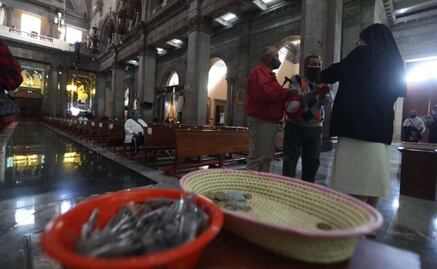 Feligreses reciben ceniza en bolsita ante Covid en Toluca