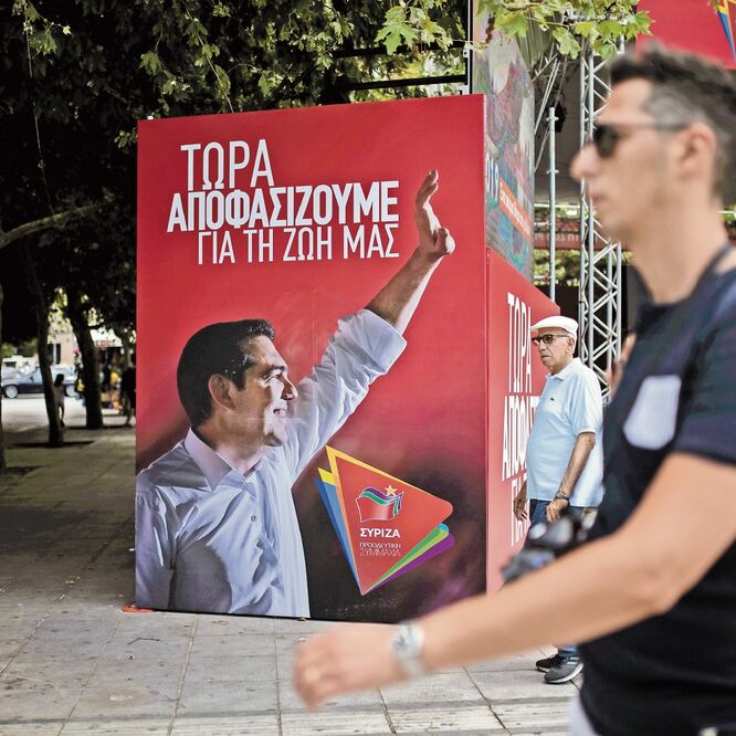 Un griego camina frente a una propaganda del primer ministro, Alexis Tsipras, en Atenas. ALKIS KONSTANTINIDIS. REUTERS