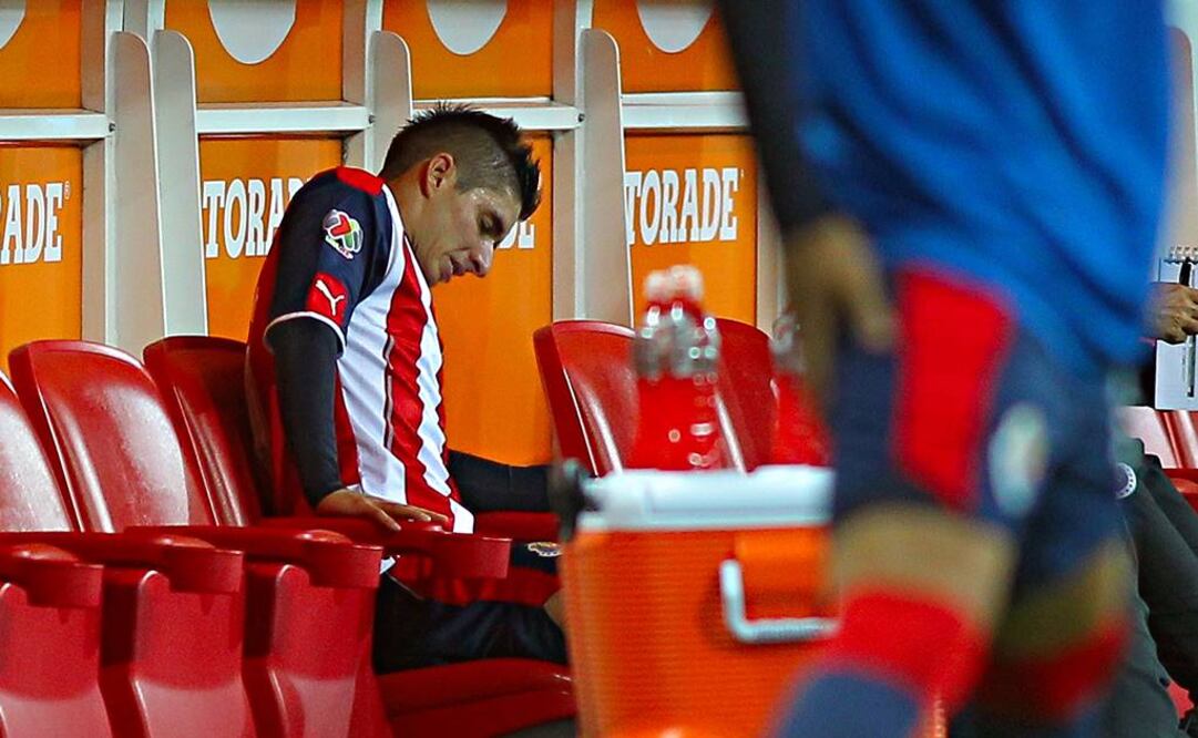 Isaac Brizuela se lamenta tras sufrir una fuerte entrada por parte de Rubens Sambueza. Imago7