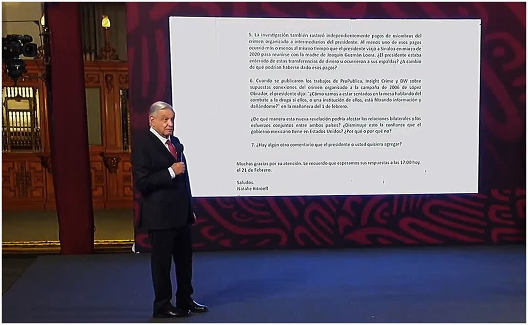 El presidente López Obrador presenta carta de la periodista Natalie Kitroeff. Foto: Captura de pantalla de YouTube