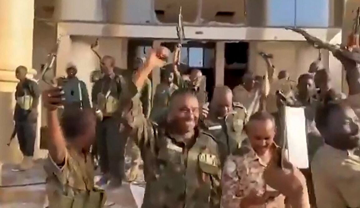 Esta imagen, extraída de un video, muestra a soldados sudaneses celebrando tras recuperar el palacio presidencial en Jartum de manos de los paramilitares. Foto: AFP