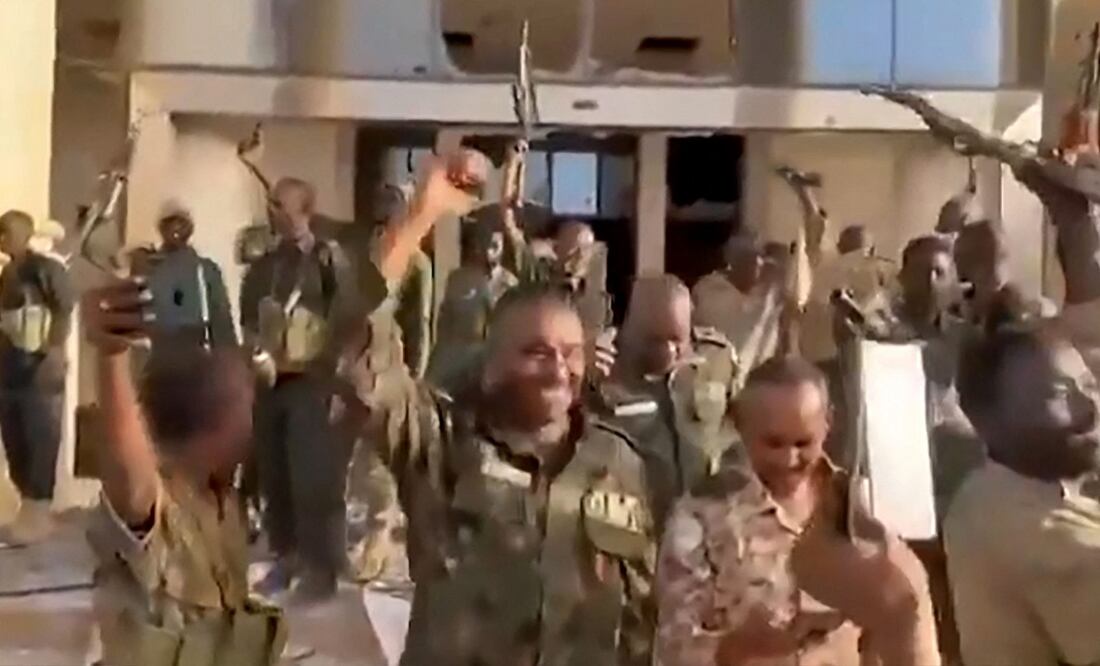 Esta imagen, extraída de un video, muestra a soldados sudaneses celebrando tras recuperar el palacio presidencial en Jartum de manos de los paramilitares. Foto: AFP