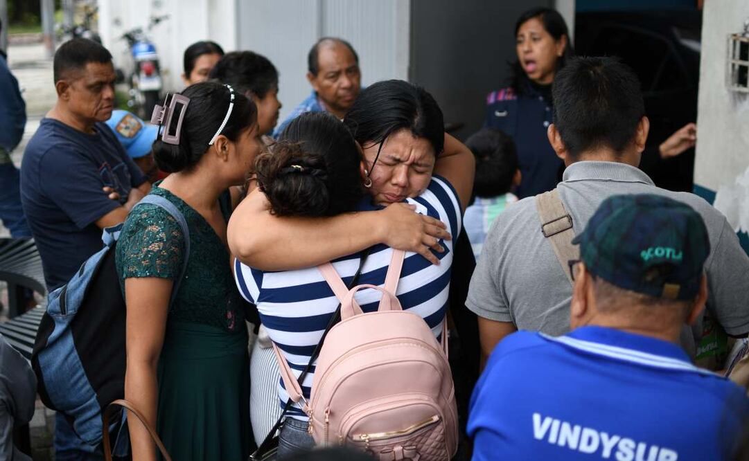 Personas reciben afuera de la Fuerza Aérea Guatemalteca (FAG), a sus familiares deportados procedentes de Estados Unidos, el 19 de septiembre de 2025 en Ciudad de Guatemala (Guatemala). De acuerdo a datos del Gobierno, la deportación de los migrantes desde Estados Unidos también ha descendido, ya que desde enero hasta el 21 de septiembre pasado han sido enviados de manera obligatoria a Guatemala un total de 30.323 personas, un 37 % menos que en el mismo período de 2024 (48.016 deportados). Foto: EFE
