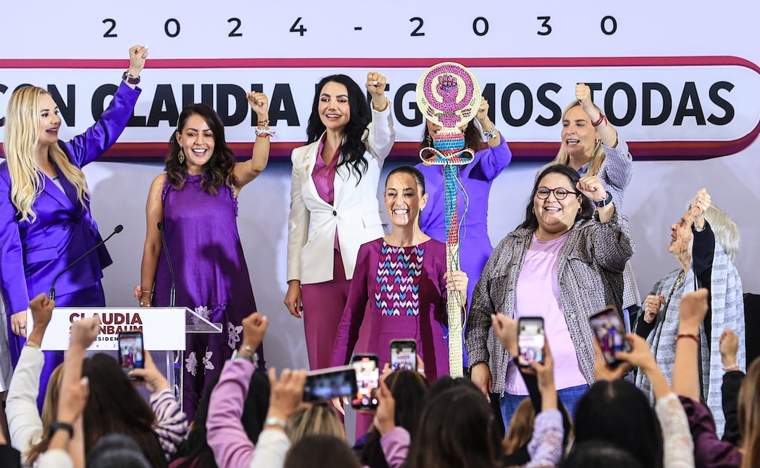 Claudia Sheinbaum recibe bastón de mando de mujeres. Foto: Gabriel Pano / EL UNIVERSAL