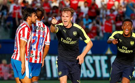 Arsenal derrota a las Chivas en amistoso