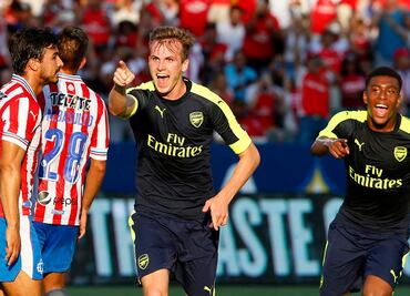 Arsenal derrota a las Chivas en amistoso
