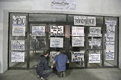 Bailarines protestan contra su directora