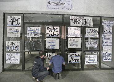 Bailarines protestan contra su directora