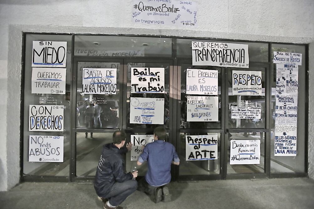 Integrantes de la Compañía Nacional de Danza dicen que les fue negado el acceso a las instalaciones. Hoy realizarán un performance en la Plaza Tolsá para hablar sobre su problemática laboral (ALEJANDRO ACOSTA. EL UNIVERSAL)