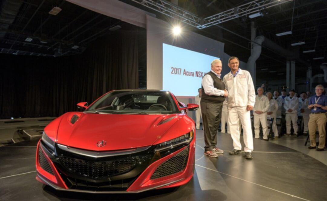 El primer Acura NSX 2017 sale de la linea de producción