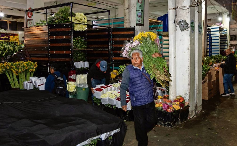 En el lugar se ofrece una amplia variedad de flores para quienes acuden a comprar arreglos por mayoreo o menudeo. Foto Hugo Salvador / EL UNIVERSAL