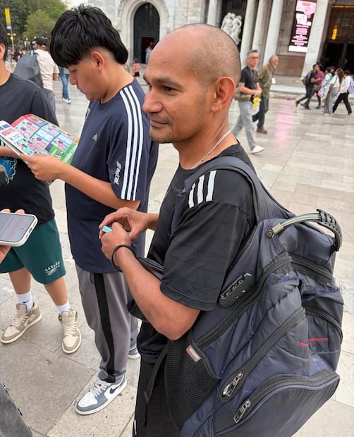 Edgar Jiménez, originario de Venezuela, en busca de llenar su álbum Panini. Foto: Abdiel Sepúlveda. EL UNIVERSAL