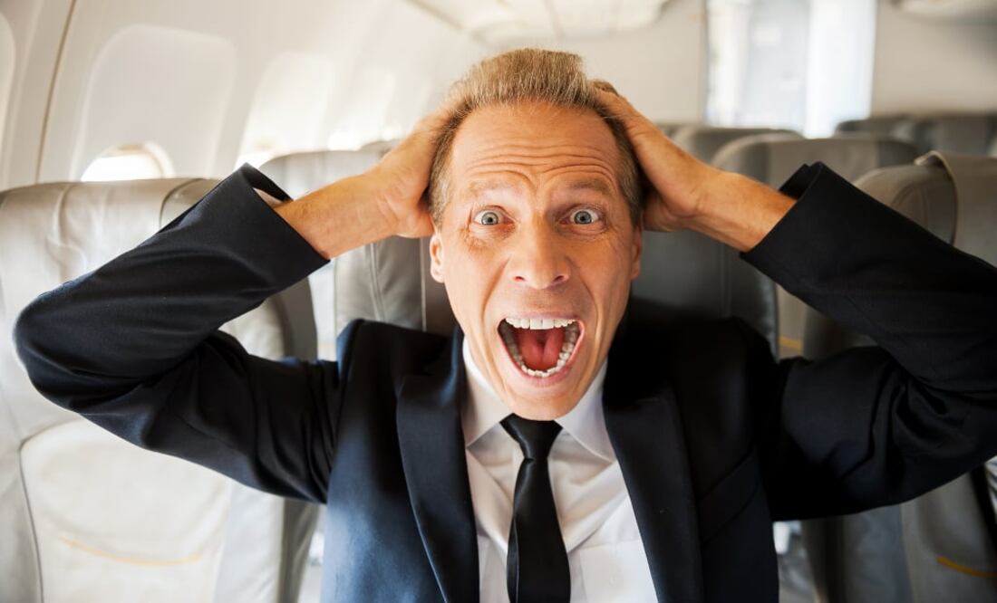 Cada aerolínea afiliada a la IATA adapta sus reglas para lidiar con un pasajero conflictivo en un avión. (Foto: iStock)