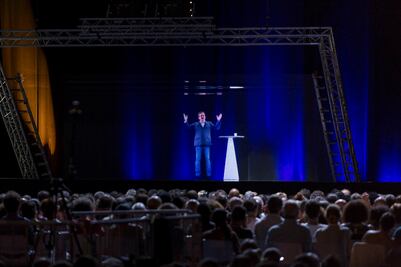 Candidato francés se proyecta con holograma