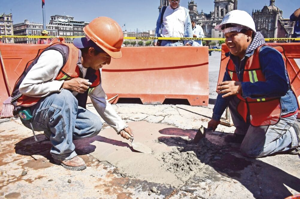 Un arqueólogo y 15 trabajadores de la Secretaría de Obras y Servicios retiraron el piso que cubre la plancha del Zócalo, luego lo cubrieron con cemento (CDMX)