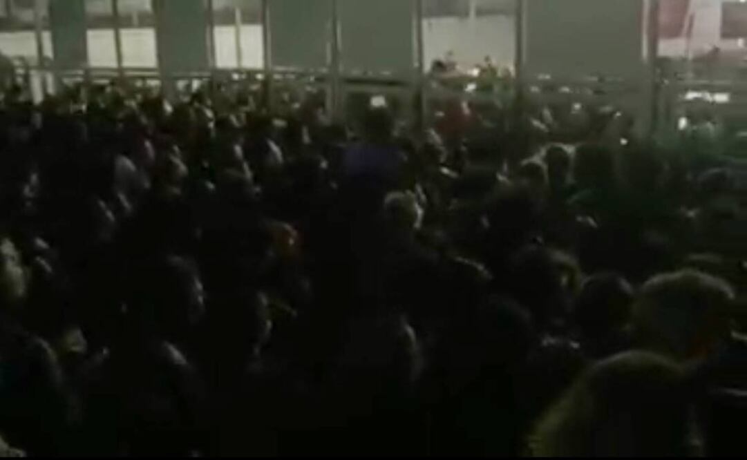 Algunos usuarios en redes sociales dieron constancia del portazo. (Captura de video. Rogelio Flores)