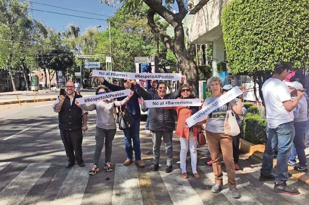 Frente a la Semovi, vecinos reiteraron las quejas sobre la obstrucción de pasos peatonales, saturación de algunos espacios e incluso simularon un accidente de un usuario de patín, para destacar que no todas las compañías garantizan seguro (ESPECIALES)
