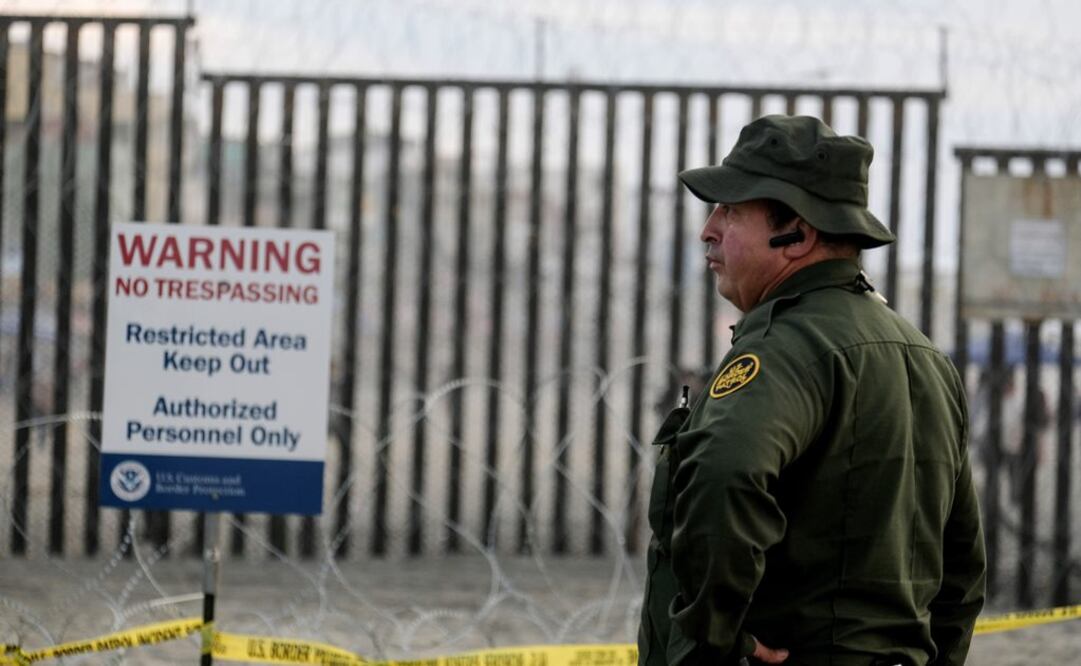 Un agente de la policía fronteriza estadounidense permaneciendo frente a la reja que divide la frontera entre Estados Unidos y México (Foto: Xinhua)