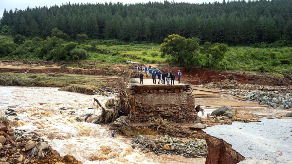 Los daños sobre las infraestsructuras han dejado a comunidades aisladas también en Zimbabue (Foto: Getty Images)