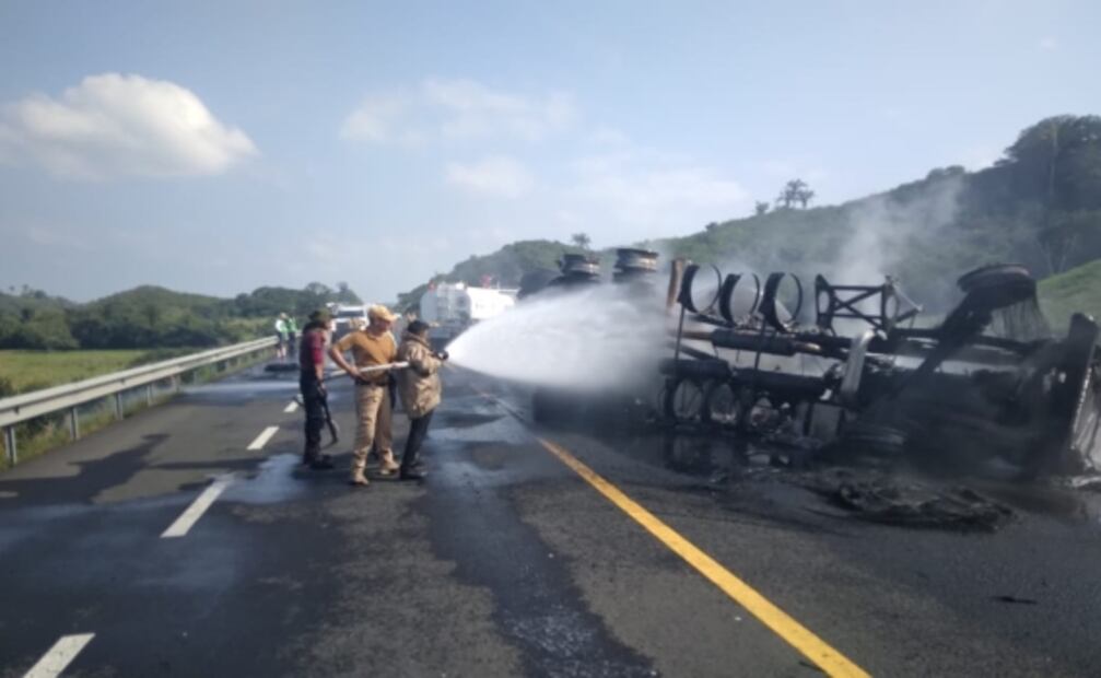 Se vuelca e incendia pipa cargada con diésel en autopista de Veracruz 