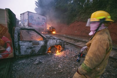 Normalistas refuerzan barricadas en Nahuatzen 
