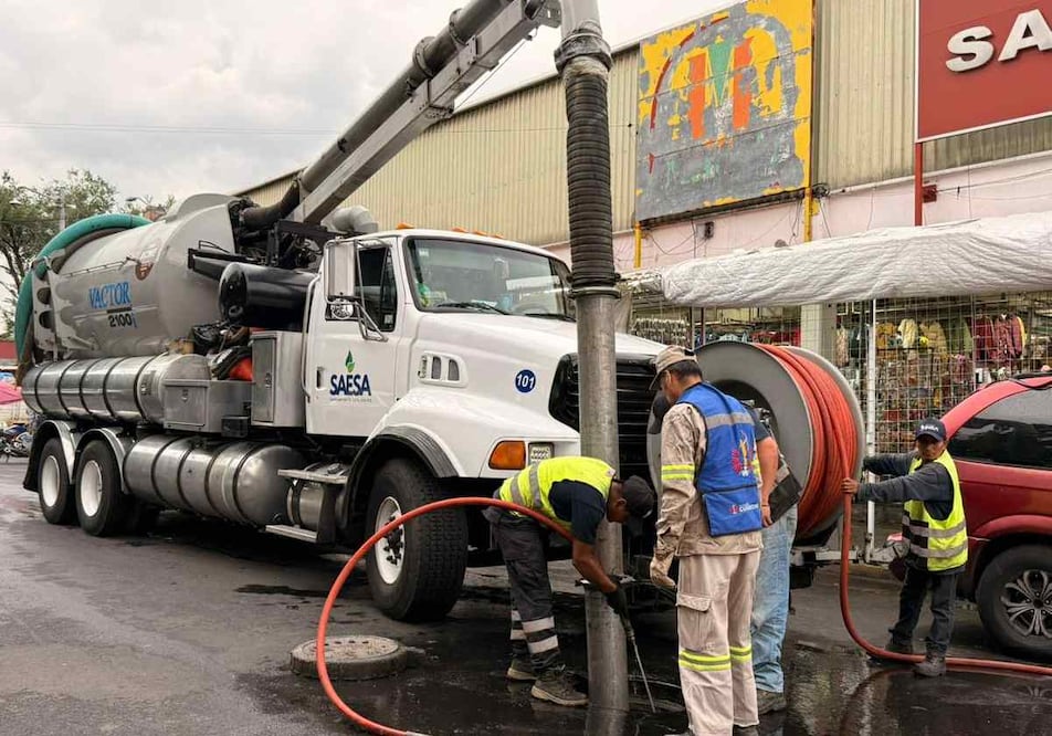 Personal de la Alcaldía Cuauhtémoc, implementó la brigada Tormenta para desazolvar las inmediaciones del mercado de San Joaquín. Foto: Especial