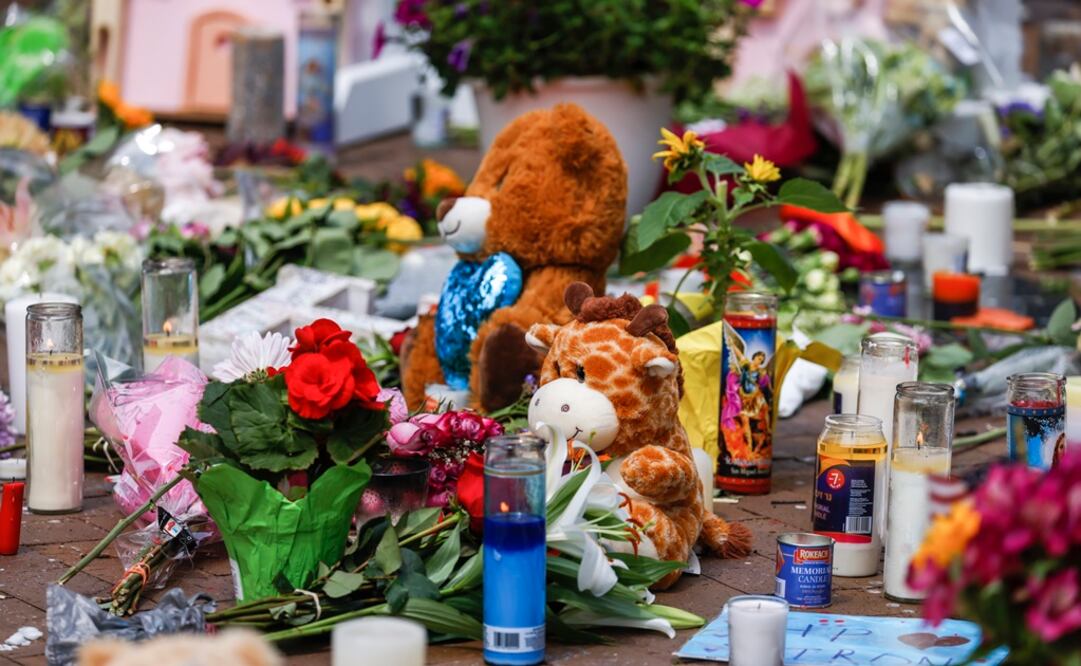 Peluches, flores y velas se sientan en un monumento a las víctimas cerca del lugar de un tiroteo masivo que tuvo lugar en una celebración y desfile en Highland Park. Foto: EFE