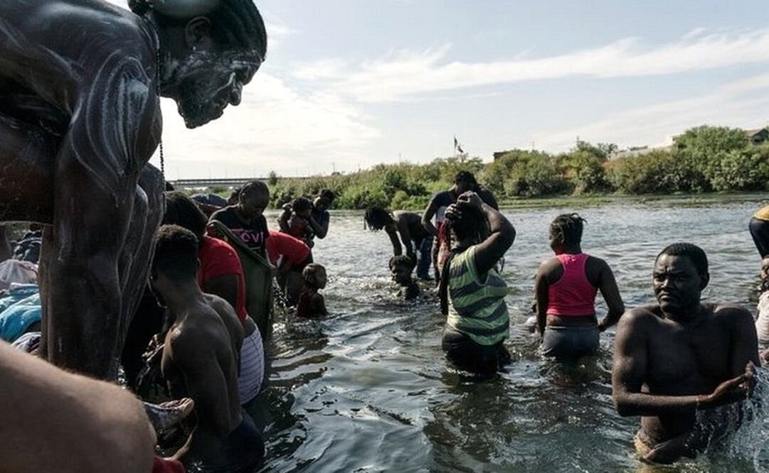 Migrantes que buscan asilo en EU se bañan en el río Bravo (río Grande), en la frontera con México. Foto: Reuters