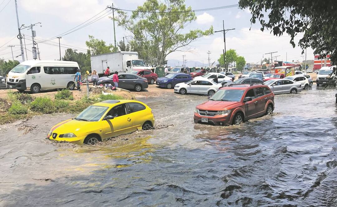 Mientras unos conductores se subieron a un bordo para librar el tramo inundado, otros se arriesgaron e intentaron pasar por la zona anegada y quedaron varados. Foto: Emilio Fernández/EL UNIVERSAL