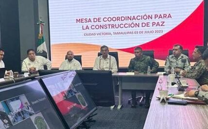 Tras sobrevivir a atentado, Héctor Villegas acompaña a gobernador de Tamaulipas en mesa de seguridad