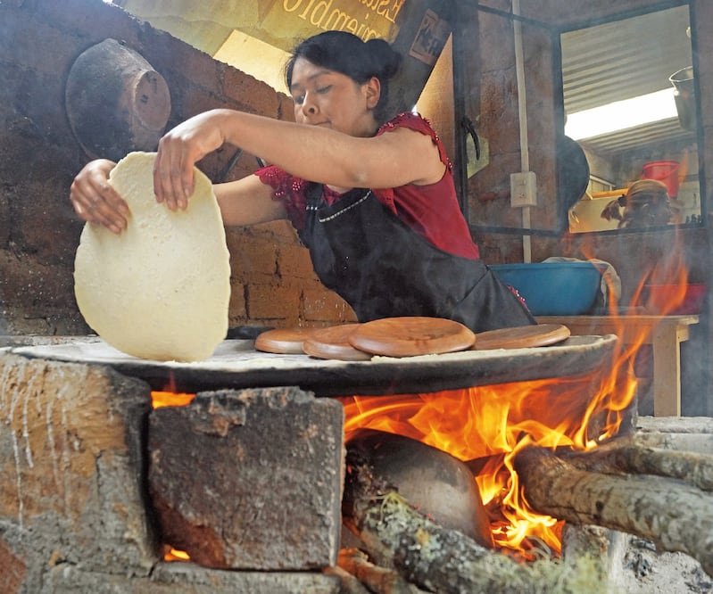 El ritual inicia con la preparación de memelas que serán destruidas antes de estar bien cocidas. Foto: EDWIN HERNÁNDEZ. EL UNIVERSAL