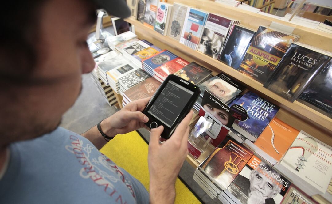 Con motivo del Día Internacional del Libro, un doctor en psicología explica las diferentes sensaciones de leer ambas versiones. (FOTO: Archivo/EL UNIVERSAL)